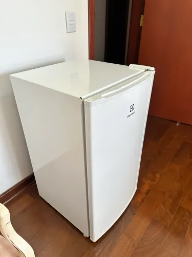 Frigobar Electrolux 122L com Porta Latas Uma Porta Branco (RE120) 127V