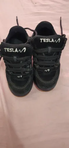 Venda para de tênis Tesla