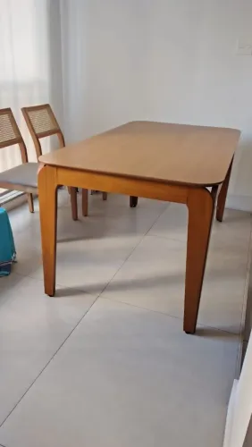 Mesa c 6 cadeiras- menos de 1 ano de uso.