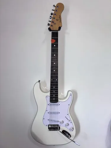 Guitarra Stratocaster + Amplificador Cubo Sorac Para Guitarra E Violão So-g1500 15w Beer