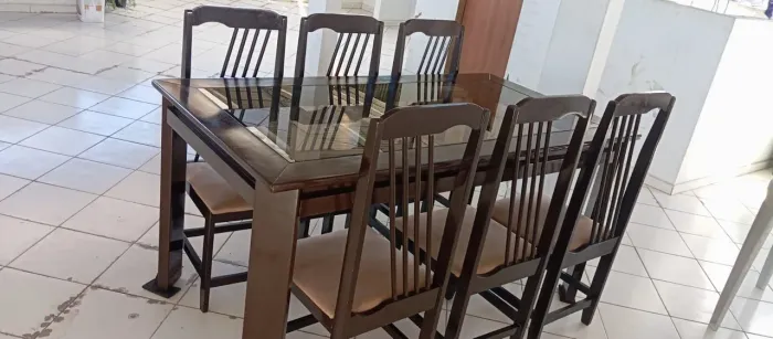 Linda mesa de madeira com tampo de vidro com 6 cadeiras.