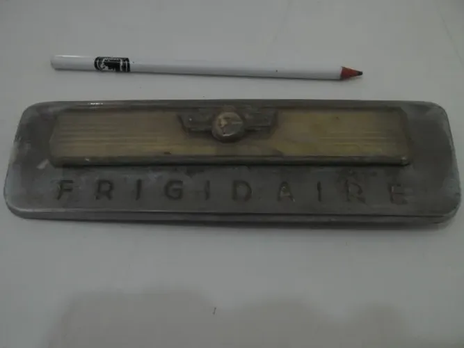 frigidaire emblema da porta geladeira antiga coleção restauração vintage