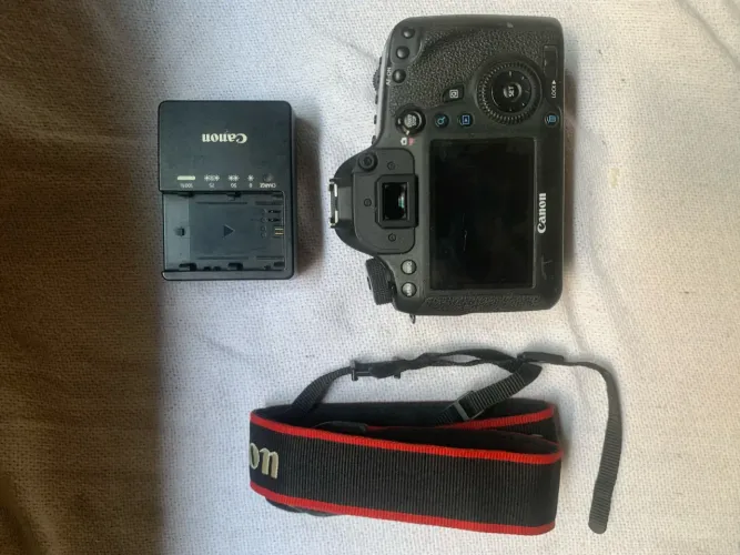 Máquina CÂNON EOS 6D com LENTES