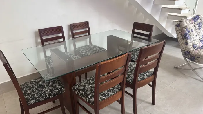 Mesa com 6 cadeiras de madeira