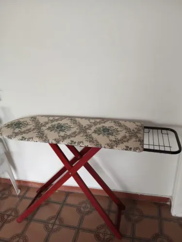 Tábua de passar semi nova (reforçada e envernizada)