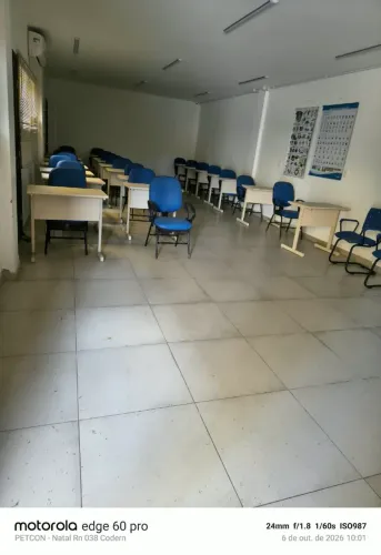 Vendo sala de aula pronta mesa e cadeira , quatro.
