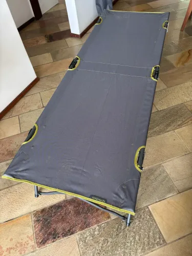 Cama de armar de camping 