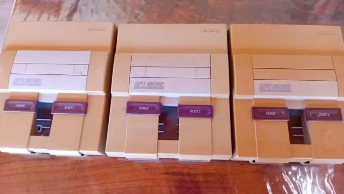 Lote com três carcaças de Super Nintendo (SNES)
