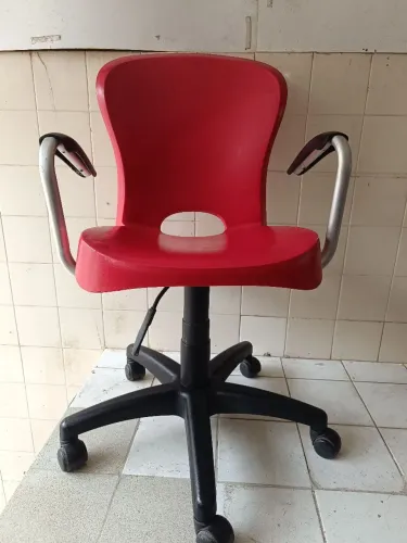 Cadeira PVC rodízio com braço 