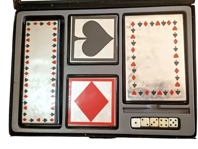 Conjunto antigo de jogos de cartas e dados no estojo original 