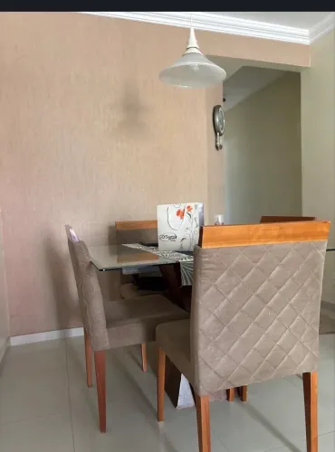 Vendo Uma mesa de jantar com 4 cadeiras sendo uma precisando de reparo