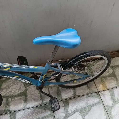 Vendo bicicleta pra criança,tem que encher o pneu traseiro pois está muito tempo parada