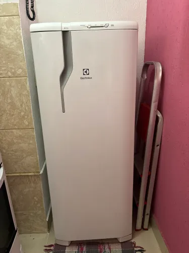 Vende-se geladeira Eletrolux