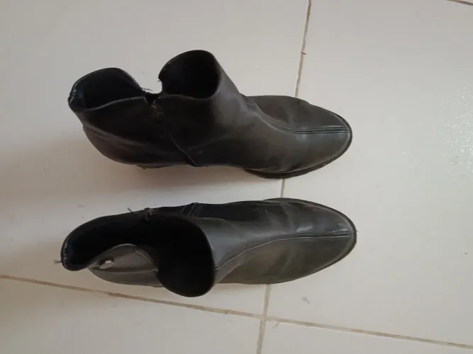 Bota preta cano baixo couro tamanho 39