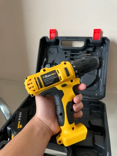 Parafusadeira/Furadeira a Bateria 12V com Maleta e Acessórios - Nova