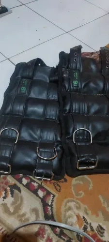 Um par de caneleiras de musculação 6k cada tá mei furada mais da custura e usar