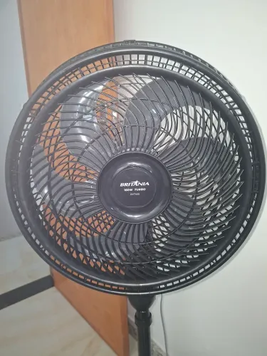 Ventilador semi novo, usado uma vez.