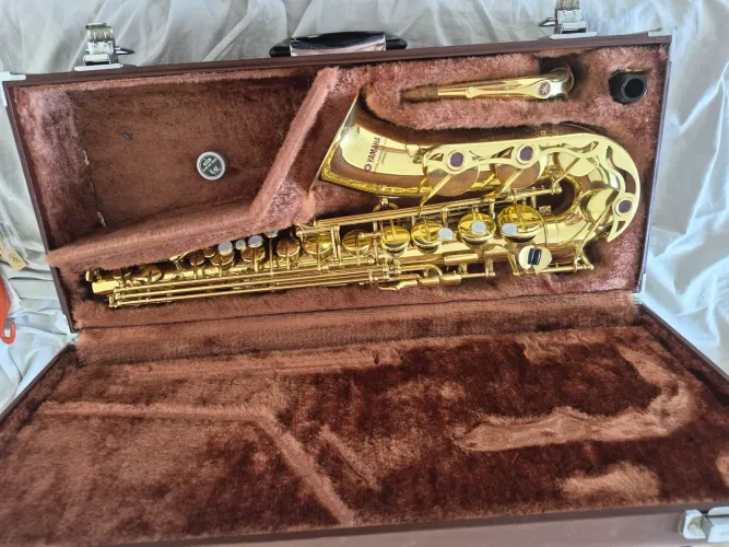 Saxofone yamaha yas 32. Excelente som.