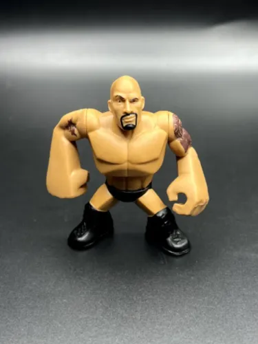 BONECO MINIATURA MATTEL WWE RUMBLERS THE ROCK 7CM