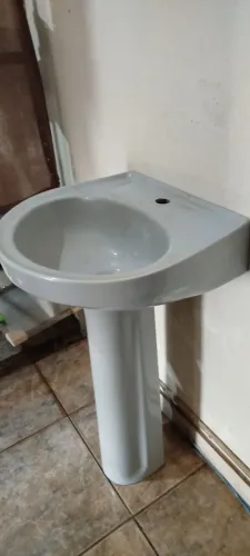 Pia de banheiro com coluna