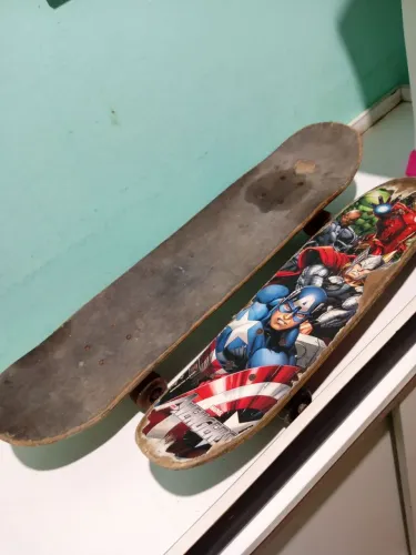 Dois skates um adulto e o outro infantil o grande precisa acochar os parafusos somente