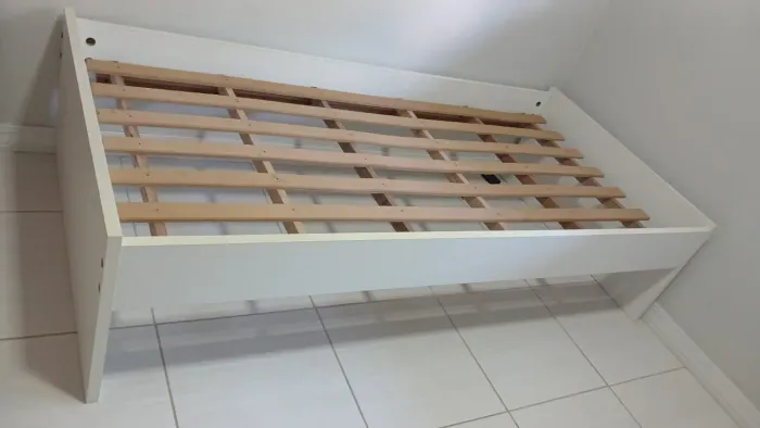 Vende cama solteiro MDF com colchão