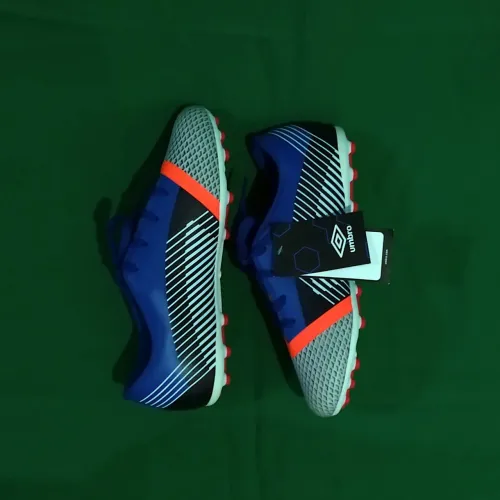 Chuteira Umbro tamanho 39 nova