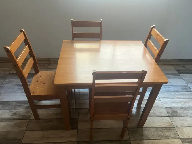Mesa e cadeiras de madeira