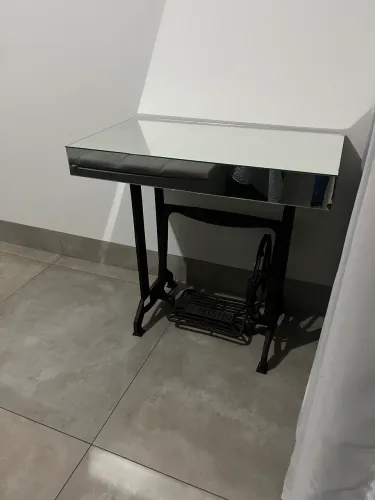 Aparador de pé de maquina com caixote de espelho