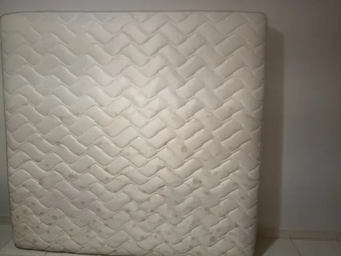 Colchão AmericanFlex Super King 1,93 x 2,03 m sem o box (a retirar).