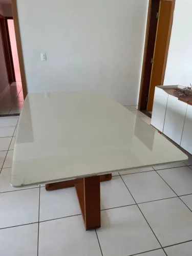 Mesa de madeira com tampa de vidro