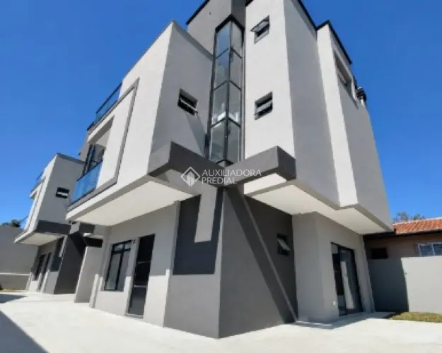 Sobrado Triplex em condomínio no Novo Mundo