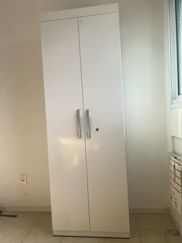 Armário com prateleiras