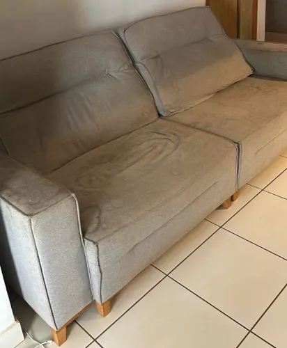 Sofá Cinza Retrátil com Pés de Madeira - R$ 800