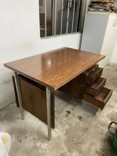 Escrivaninha de madeira antiga com pes de alumínio 110x70x77 cm (LxPxA)