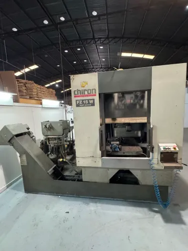 Centro de usinagem CNC