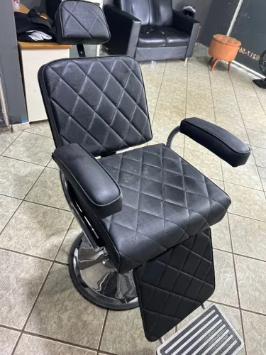 cadeira barbearia nova , 3 messes de uso sem detalhes nova