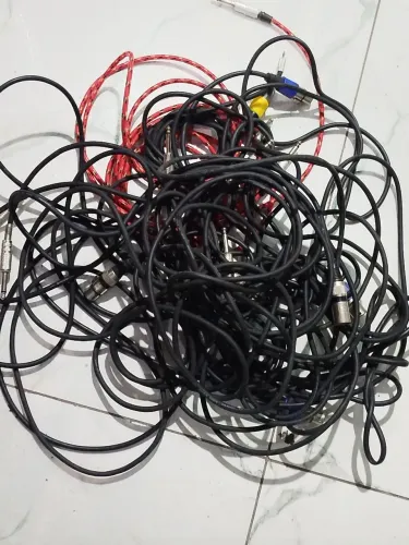 Vendo vários cabos para conexão de áudio 