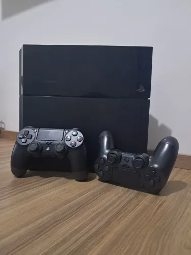 Ps4 com 2 controles e 9 jogos mídia digital.