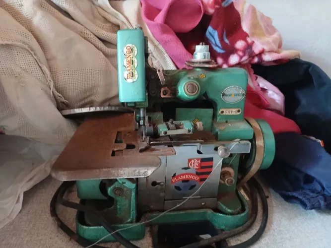 Maquina de corte e costura pronta pra uso.