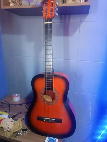 Violão e vai com cordas extras