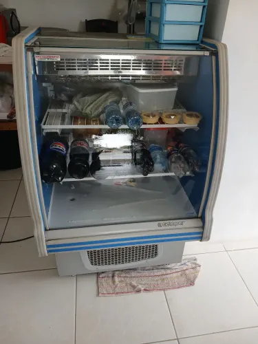 Balcão frio pra tortas e sobremesas.