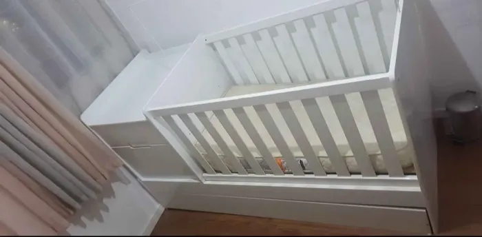 Berço com cama auxiliar, cômoda acoplada e colchão anti refluxo.