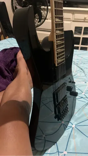 Vendo guitarra Ibanez Gio linda, muito bem conservado e com documento de compra