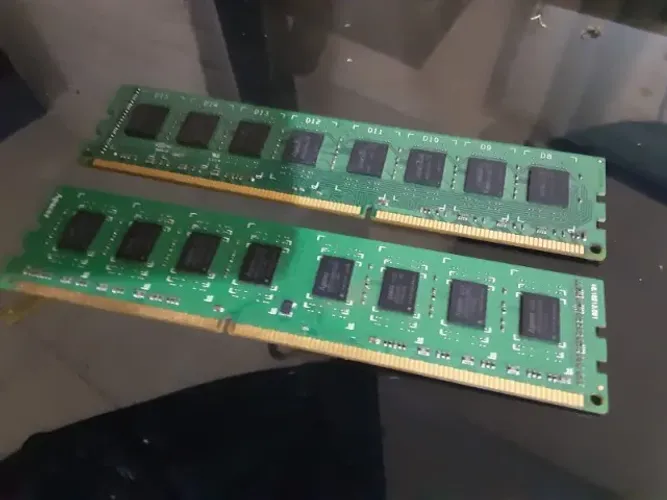 Duas Memórias RAM 4GB DDR3