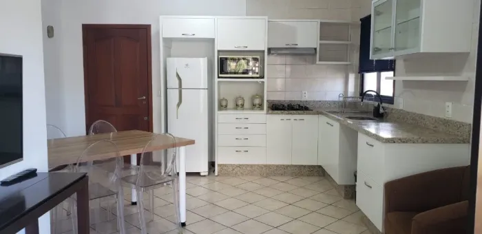 Apto em Jurerê, 2 quartos e garagem. Próximo a supermercado e farmácia. 500m da praia.