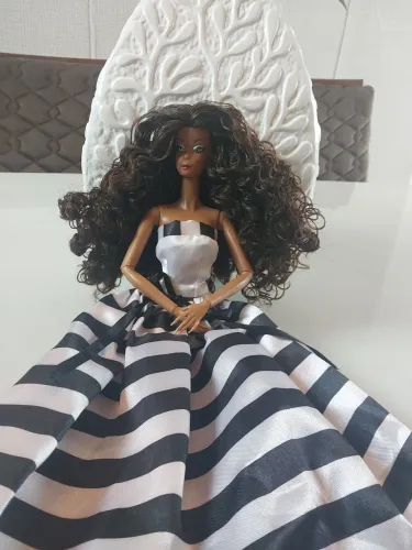 Boneca tipo integrity toys supermodel negra