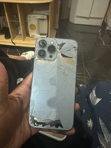 1phone 13 pro Max tela quebrada e trasei tbm serve pra pegar peças como câmera e bateria