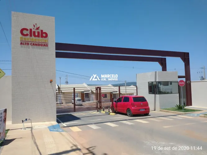 Alugo casa de esquina com 3/4 sendo uma suíte acabamento em porcelanato com tota