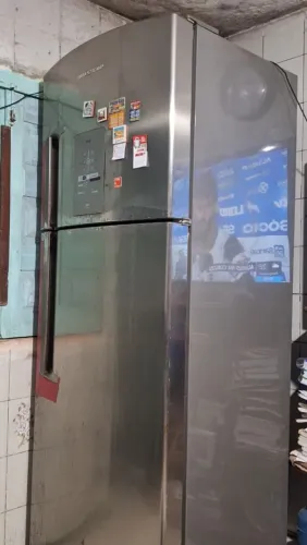 Vendo uma geladeira grande ,gelo seco , funcionando bem
